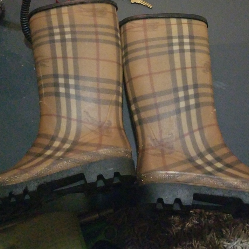 Burberry's - Picture 4 of 4